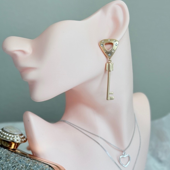 ⚜️ Gold Key Dangle Earrings - Picture 9 of 9